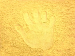 Handabdruck im Sand