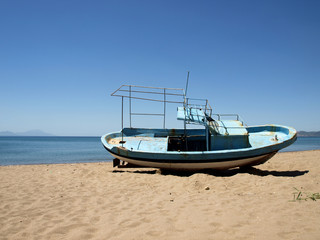 Fototapeta premium bateau échoué sur la plage