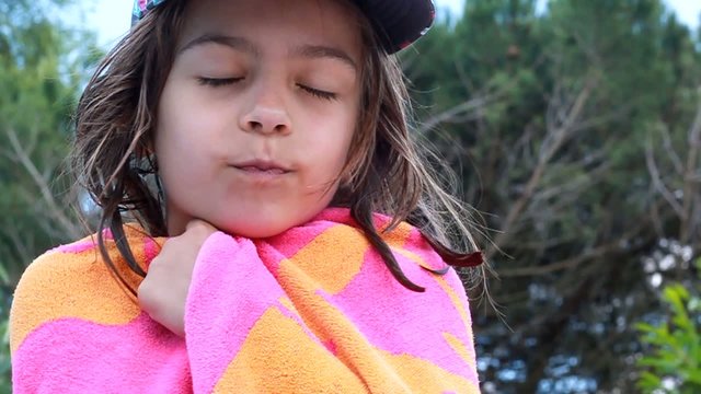 sortir de l'eau et envoyer un petit bisou
