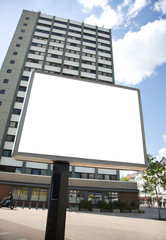 Plakatfl&auml;che vor einem Hochhaus