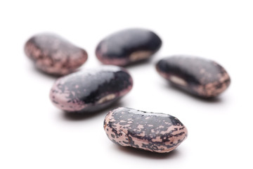 Gruppe von einzelnen Bohnen auf weiß