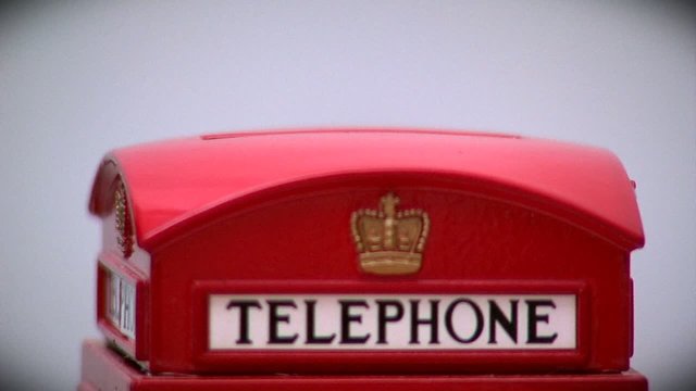 Moneta e salvadanaio cabina telefonica