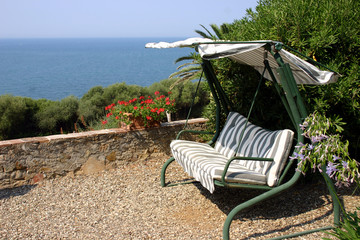 Toskana - Hollywoodschaukel mit Blick über das Meer