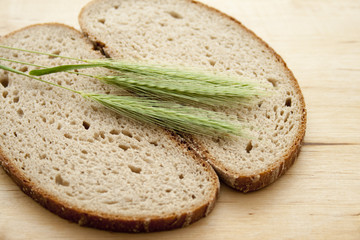Weizenähre und Brot