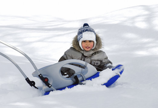Little boy with sledge-04