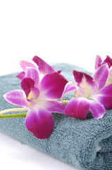 Obraz na płótnie Canvas Beautiful orchid and spa towel