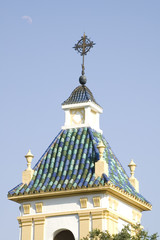 torre con tejas de colorines y luna de fondo