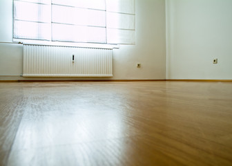 Leeres Zimmer mit Fenster und Heizkörper
