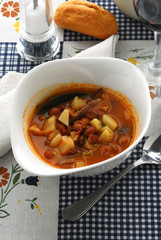 Minestra di patate fagioli e pomodoro