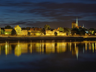 Fototapeta na wymiar Nocna panorama Torunia, Polska.