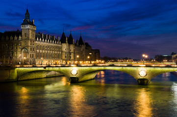 Fototapeta na wymiar Noc w Paryżu most