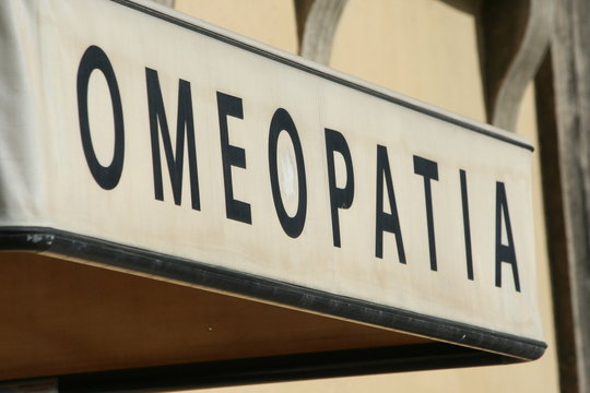 omeopatia - scritta su tenda di farmacia