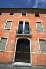 Fototapeta na wymiar fasada starego domu pomarańczowy