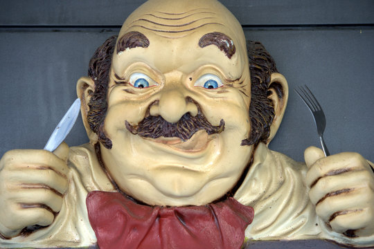 umo affamato con posate