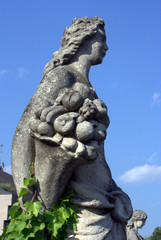 Fototapeta na wymiar statua di giovane ragazza