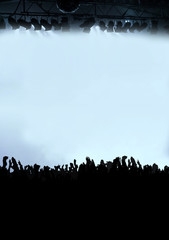 Silhouette von jubelnder Menschenmenge bei Konzert