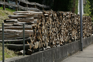 holzscheit an einer straße