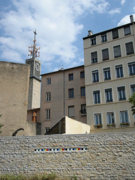immeubles et fl&egrave;che de l'&eacute;glise