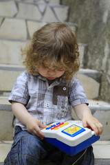 Jeune enfant jouant.