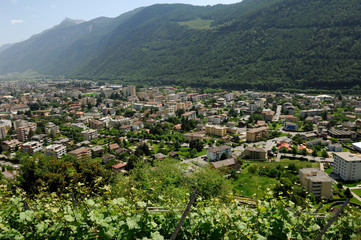 Fototapeta na wymiar Ville en vallée dans les Alpes