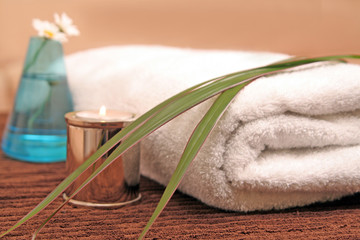 Handtuch mit Kerze bei Wellness