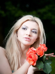 Fototapeta premium Beauty Blonde Woman With Roses