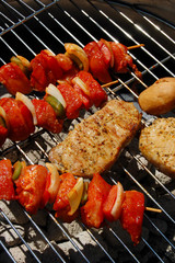 Grill mit Fleisch und Spießen