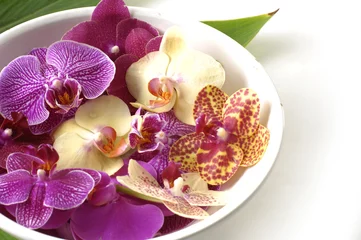 Rolgordijnen Bowl of colorful orchid with leaf © Mee Ting