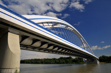 Naklejka premium Nowy most Apollo w Bratysławie