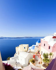 Fototapeta na wymiar Santorini greckie wyspy sceny niebieskie kopuły kościołów Morze Egejskie