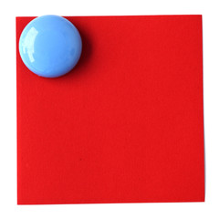bouton magnet bleu sur post-it rouge en papier recyclé