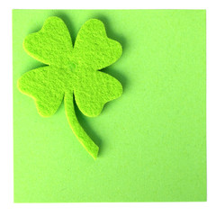 trèfle porte-bonheur sur post-it vert