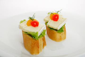 Canape mit Brie