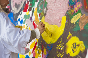 Child painting on a wall - obrazy, fototapety, plakaty