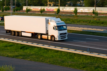 Fototapeta na wymiar Transport drogowy na autostradzie ciężarówka