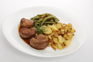 Schweinefilet mit Bohnen und Bratkartoffeln