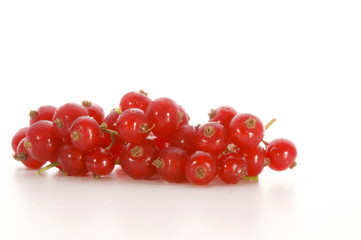 ein paar frische, rote Johannisbeeren