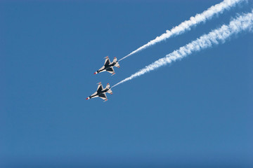 F16 thunderbird planes at airshow