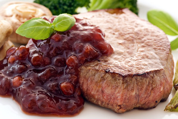 Steak mit Preiselbeeren