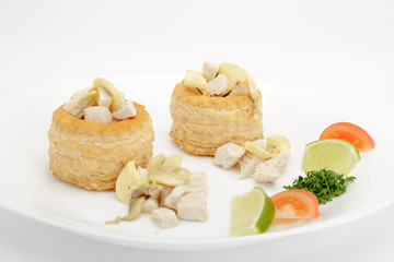 Pastetchen mit Hühnerragout und Hollandaise