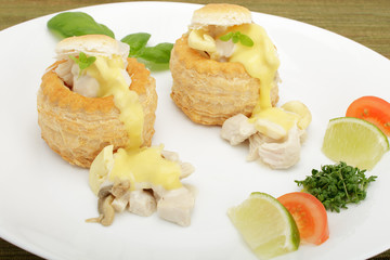 Pastetchen mit Hühnerragout und Hollandaise