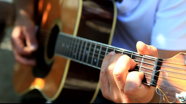 Jouer de la guitare...