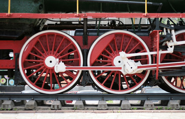 Fototapeta na wymiar czerwone koła lokomotywy