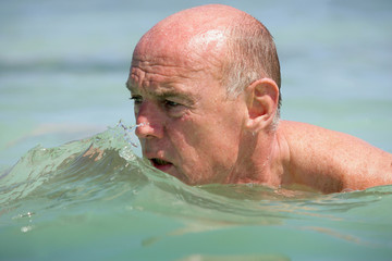 Portrait d'un homme âgé se baignant à la mer