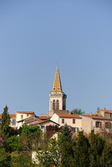 Fototapeta na wymiar Clocher de l’église d’Orcet : Puy de Dôme