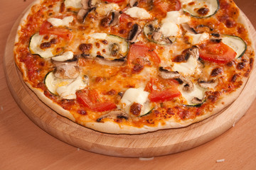 Pizza, frisch aus dem Ofen mit Schmandinseln