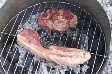 Halsgrat und Bauchspeck auf dem Grill