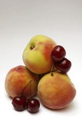 melocotones y cuatro cerezas