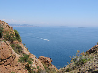 Vue plongeante sur la mer méditerranée