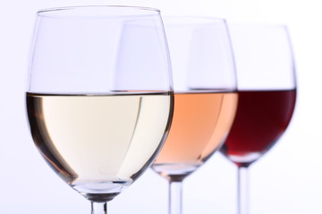 Rotwein, Weißwein, Rosé nebeneinander/hintereinander